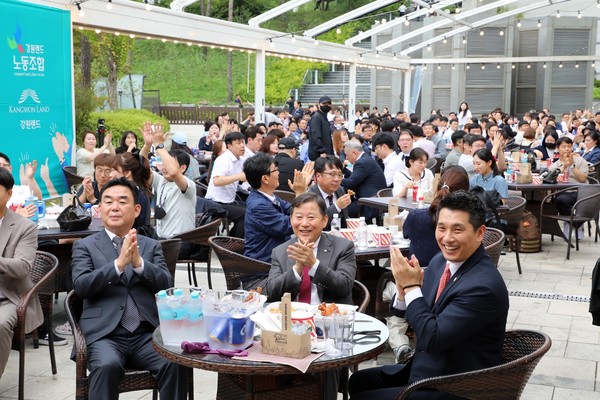 강원랜드, 임직원 ‘노사 동행 공감 페스티벌’(왼쪽부터, 최철규 직무대행, 이철규 국회의원, 임우혁 노조위원장)// 사진제공=강원랜드