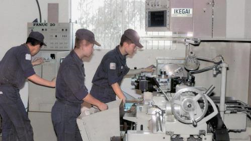 정밀기능공 양성을 위해 세워진 금오공고에서 실습 중인 금오공고 학생들 (과거사진 컬러 복원)