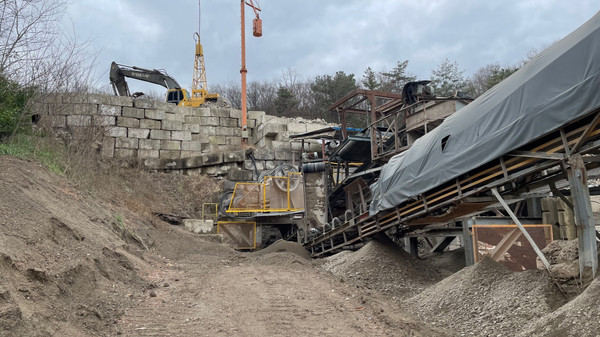   사진은 포항시의 지난해 지역 건설폐기물 중간처리업체 점검 현장 사진. (사진 = 포항시)