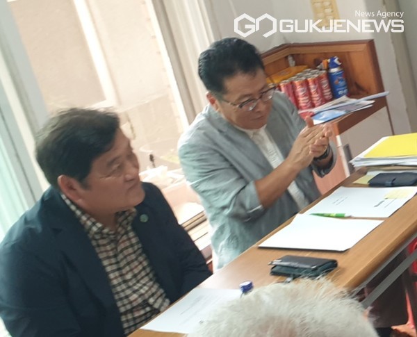 사진=박남화 전국시멘트생산지역 주민협의회 회장(우)과 강릉사랑시민연대 기세남 회장(좌)/고정화 기자