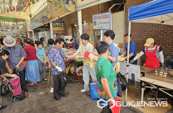 의령군은 추석 연휴 재래시장에서 도로명주소 생활화 홍보 캠페인을 벌였다.