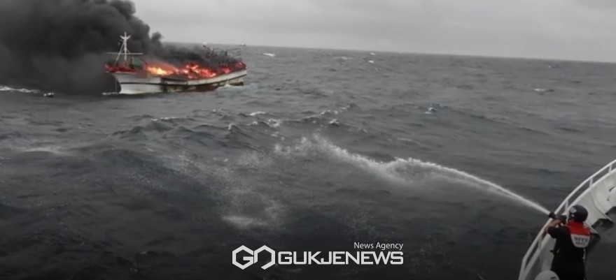 20일 낮 12시 34분경 충남 태안군 격비도 북서방 20해리 해상에서 오징어잡이 어선이 불길에 휩싸여 태안해경이 화재를 진화하고 있다(사진/독자제공)