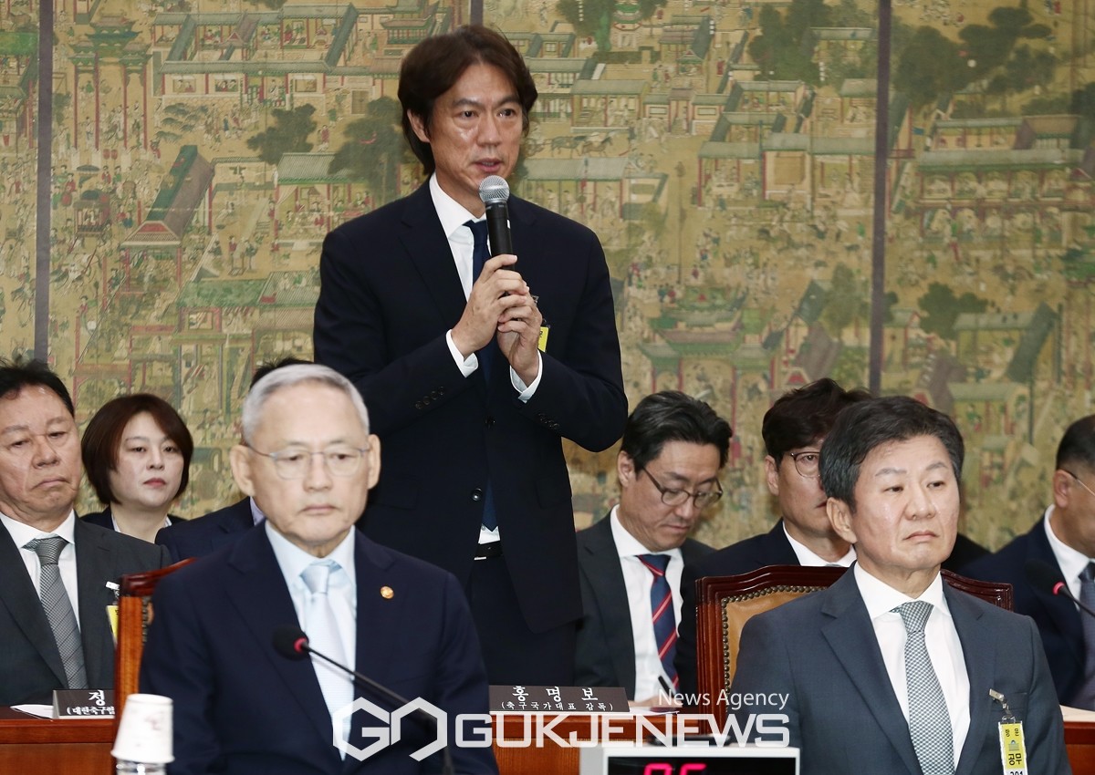 ▲홍명보 축국대표팀 감독은 24일 오전 국회 문화체육관광위원회 전체회의에서 여야 의원들의 질의에 답변하고 있다./사진=이용우 기자