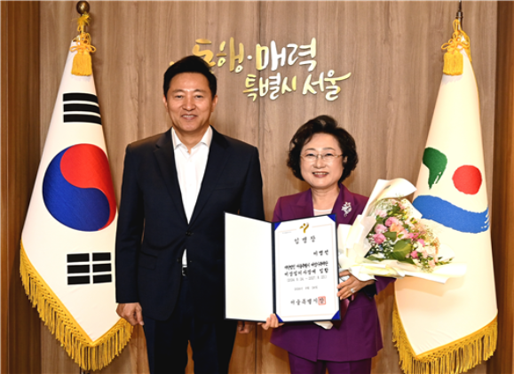 오세훈 서울시장이 이명선 서울시여성가족재단 이사장에게 임명장을 수여 했다.