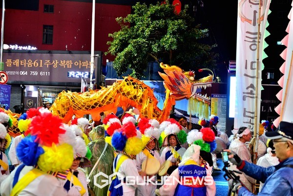 제주도와 (사)한국예총제주특별자치도연합회(회장 김선영)는 10월 3일자 서귀포시 사전행사를 시작으로 10월 5일부터 10월 9일까지 제주해변공연장, 탐라문화광장 등 도 일원에서 제63회 탐라문화제를 개최한다.[사진=제주예총]