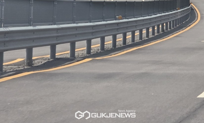 충남 서산 지방도 649호선, 서산시 인지면~부석면 도로 8.4km 구간이 팽창으로 인해 곳곳이 갈라져 운전자의 안전을 위협하고 있다(사진/백승일 기자)