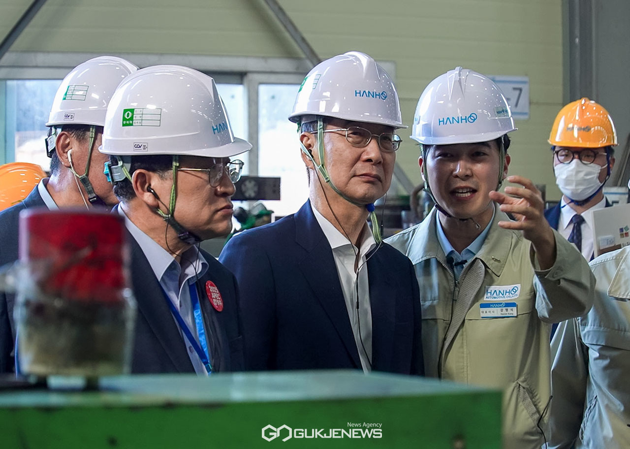 (사진=김진태 기자) 한호산업의 시설을 둘러보고 있는 주낙영 경주시장과 한덕수 총리