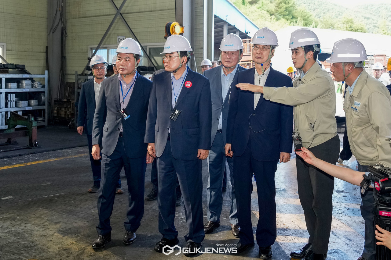 (사진=김진태 기자) 한호산업의 시설을 둘러보고 있는 주낙영 경주시장과 한덕수 총리