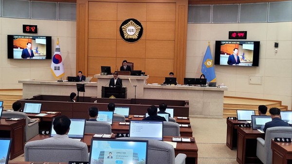   조영원 포항시의원이 26일 열린 제318회 임시회 제2차 본회의에서 시정 질문을 하고 있다. (사진 = 강동진 기자) 