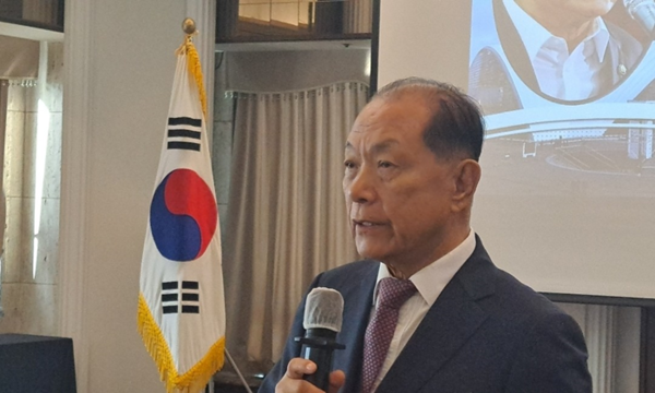 (사진제공=미래경제문화포)황우여 전 교육부총리가 ‘꿈과 희망이 넘치는 대한민국’ 특강을 하고 있다. 