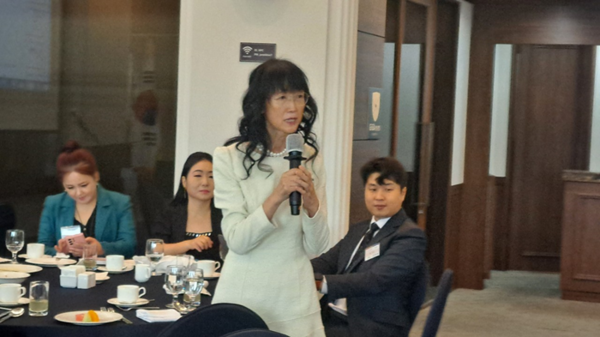 (사진제공=미래경제문화포)이성애 힐링터치 커뮤니티 대표가 질의하고 있다.