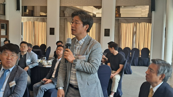 (사진제공=미래경제문화포)황준호 어스빌파트너스(주) 대표가 질의하고 있다. 
