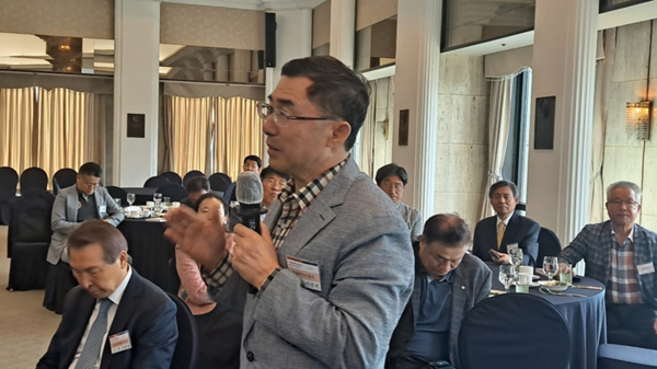 (사진제공=미래경제문화포)이준원 전 농림축산식품부 차관이 질의하고 있다.