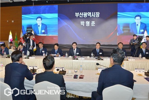 ​남부권 성장거점 구축, 영호남 시도지사 -국회의원 상생협력 회의 모습/제공=부산시​