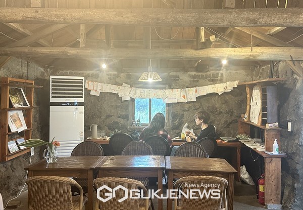 당근과 카페는 원래 가정집으로  소를 키우는 외양간을 개조해 지금의 카페를 만들었다고 한다. 기존 외양간의 외형을 그대로 살리기 위해 낮은 지붕만 높이고 제주의 옛 집 모양을 그대로 보존했다.[사진=문서현 기자]