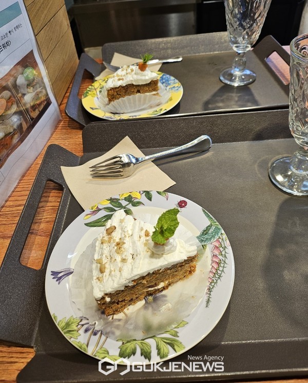 이 대표는 아내와 함께 당근과 깻잎을 이용한 케익도 만들고 어버이날에는 마을 주민들과 함께 케익을 만들기도 했다. [사진=문서현 기자]