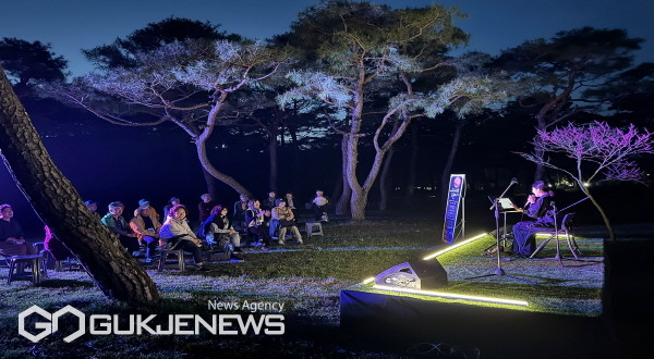 소수서원 필리아 참가자들이 서원음악회를 관람하고 있다