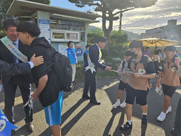 김정희 교육위원장이 2일 순천매산중학교를 방문하여 등굣길 학교폭력예방 캠페인에 함께 하고 있다.@전남도교육청