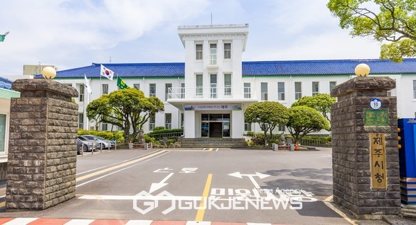 제주시는 태풍, 집중호우 등 여름철 자연재난에 대비해  9월 말부터 10월까지 재난관리기금 5,500만 원을 투입해 인명피해 우려지역 9개소에 대피지도 안내표지판을 추가 설치한다.[사진=제주시청]