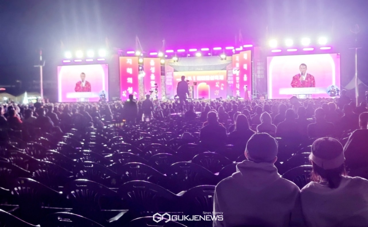 2일 오후 7시 40분 이완섭 충남 서산시장이 서산해미읍성에서 제21회 서산해미읍성 축제 인사말을 하고 있다(사진/백승일 기자)