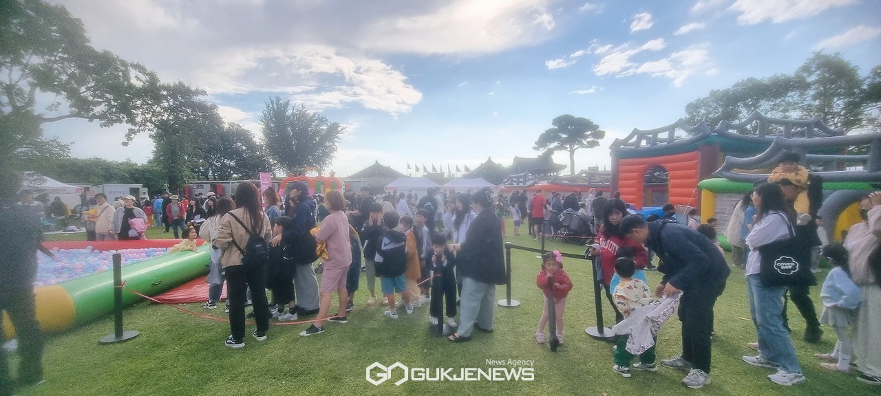 3일 서산해미읍성축제장 어린이놀이터가 가족 관람객들이 밀려들어 줄을 서 순번을 기다리고 있다(사진/백승일 기자)
