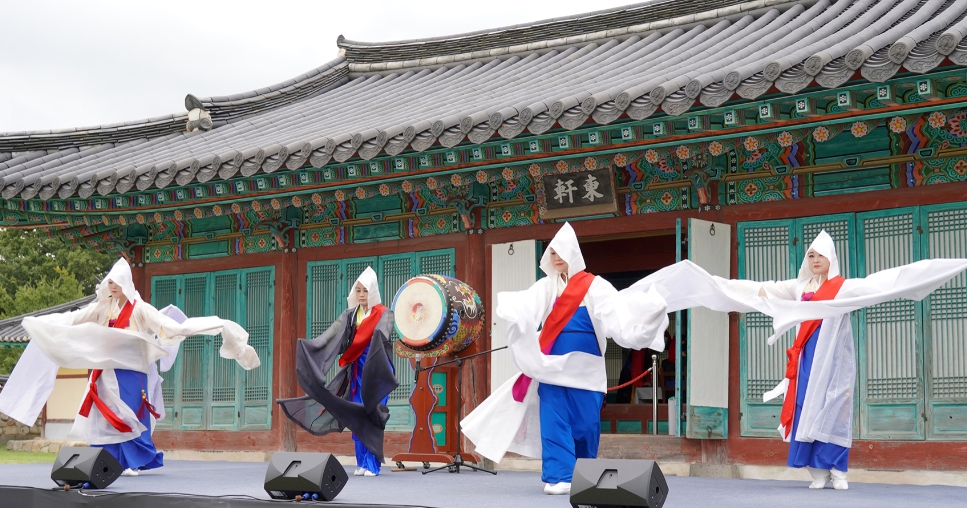 3일 서산해미읍성축제장에서 충남무형유산 승무가 펼쳐지고 있다(사진/서산시)