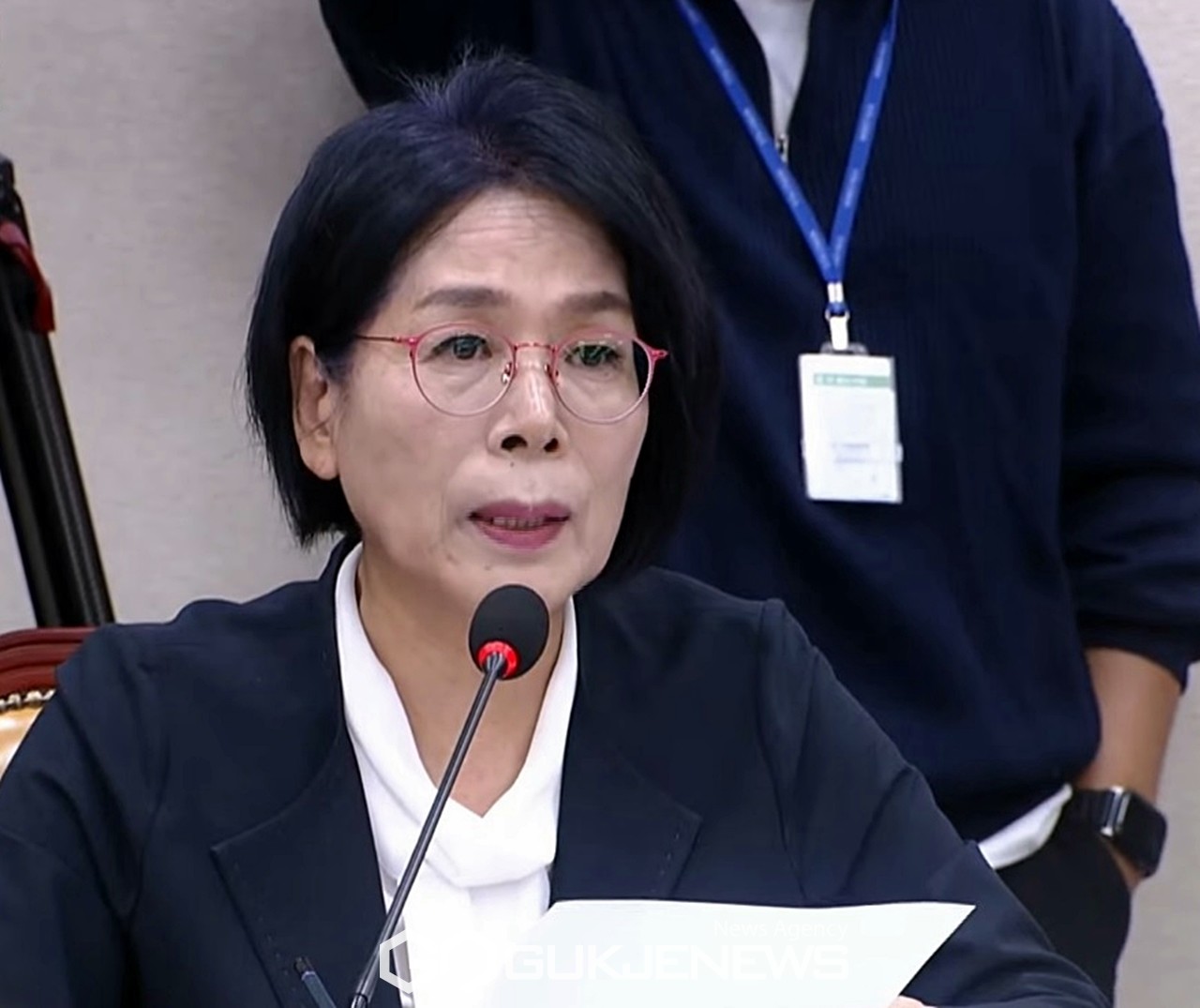 ▲최민희 국회 과학기술방송통신위원장은 7일 방송통신위원회 국정감사에서 이진숙 위원장 불출석 사유서 수용 불가 입장을 밝히고 있다./사진=원명국 기자