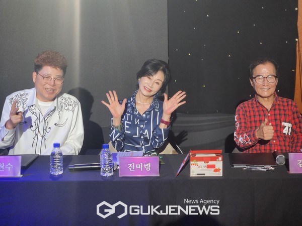 (왼쪽부터)정원수 작곡가-가수 진미렁-김병학 작곡가[사진=안승희 기자]