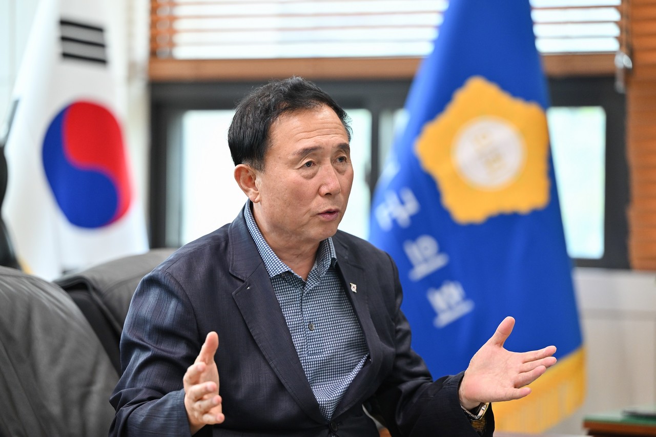 ( 영덕군의회 김성호 의장이 의정방향과 활동계획에 대해 설명하고 있다)