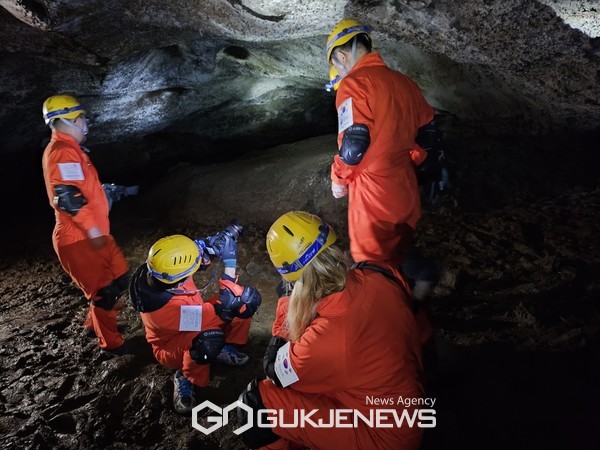 제주 화산섬과 용암동굴의 매력을 확인할 수 있는 2024 세계자연유산 축전인 ‘제주 화산섬과 용암동굴’이 10월 11일부터 22일까지 12일간(자연휴식의날 화요일 제외), 세계자연유산 일원(거문오름용암동굴계, 성산일출봉응회구, 한라산천연보호구역)과 7곳의 세계자연유산마을(선흘1리, 선흘2리, 덕천리, 김녕리, 행원리, 월정리, 성산리), 제주세계자연유산센터 일원에서 열린다. [사진=문서현 기자]