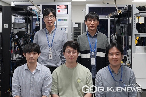 발명 이승락 박사연구팀, 윗줄 왼쪽부터 이승락 책임, 이기리 선임, 아랫줄 왼쪽부터 이민석 선임, 고승계 주임, 김현준 주임.(제공=오송첨단의료산업진흥재단)