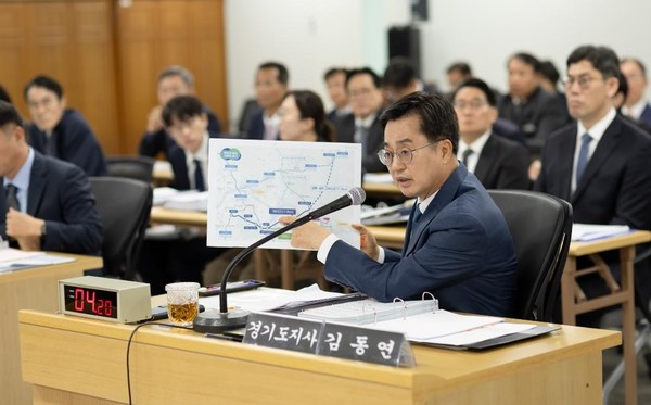 14일 오전 경기도청 4층 율곡홀에서 열린 2024 행정안전위원회 국정감사에서 양평고속도로관련 질문에 김동연 경기도지사가 답변을 하고 있다. 사진제공 = 경기도청