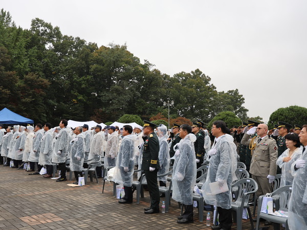 하헌철 36사단장과 원강수 원주시장을 비롯한 참석자들이 故 심일 소령 동상 앞에서 기념촬영 하고 있다.<사진제공=육군 제36보병사단>