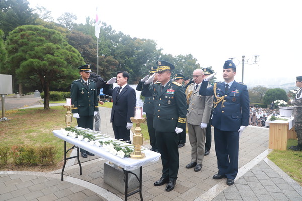 하헌철 36사단장이 故 심일 소령 동상에 헌화하고 있다.