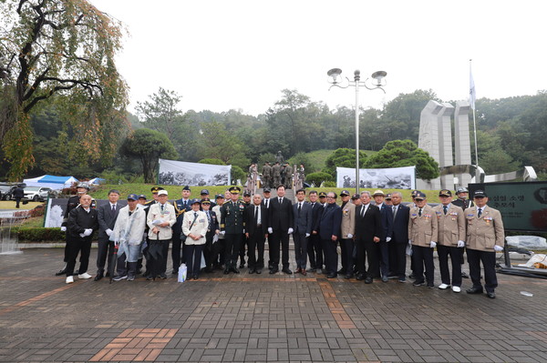 하헌철 36사단장과 원강수 원주시장을 비롯한 참석자들이 故 심일 소령 동상 앞에서 기념촬영 하고 있다.
