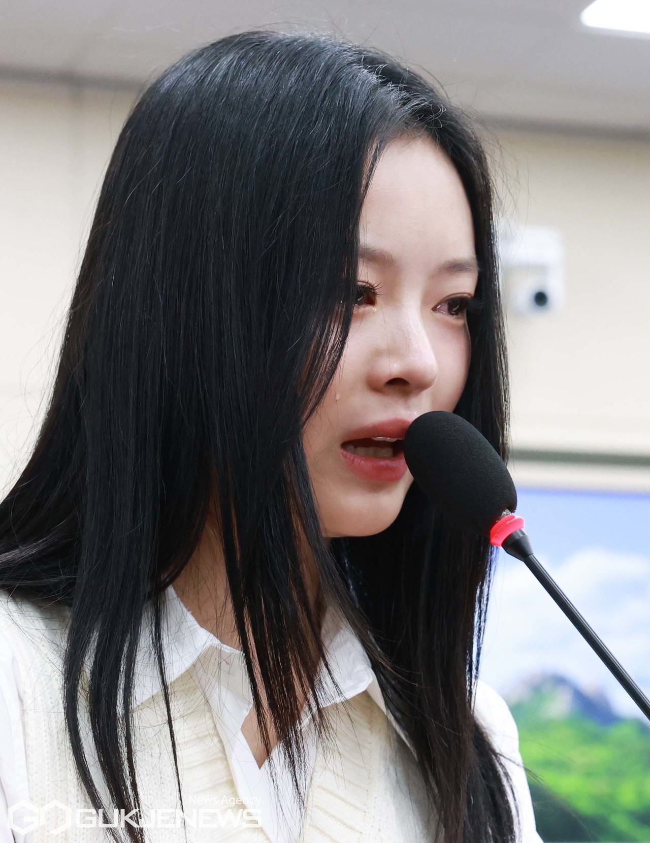 ▲뉴진스 멤버 하니 팜이 15일 오후 서울 여의도 국회에서 열린 환경노동위원회의 경제사회노동위원회, 중앙노동위원회, 최저임금위원회 등에 대한 국정감사에서 눈물을 흘리며 발언하고 있다./사진=이용우기자