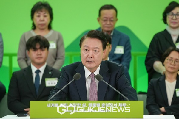 윤석열 대통령이 15일 오후2시 제주국제자유도시개발센터에서 열린  ‘국민과 함께하는 민생토론회’에서 제주를 세계인이 찾는 글로벌 관광 1번지로 육성하겠다는 의지를 피력했다.[사진=대통령실]