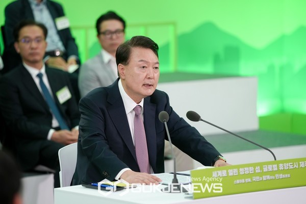 윤석열 대통령이 15일 오후2시 제주국제자유도시개발센터에서 열린  ‘국민과 함께하는 민생토론회’에서 “제주도와 긴밀히 협력해 빠른 속도로 완공할 것”임을 밝혔다.[사진=대통령실]