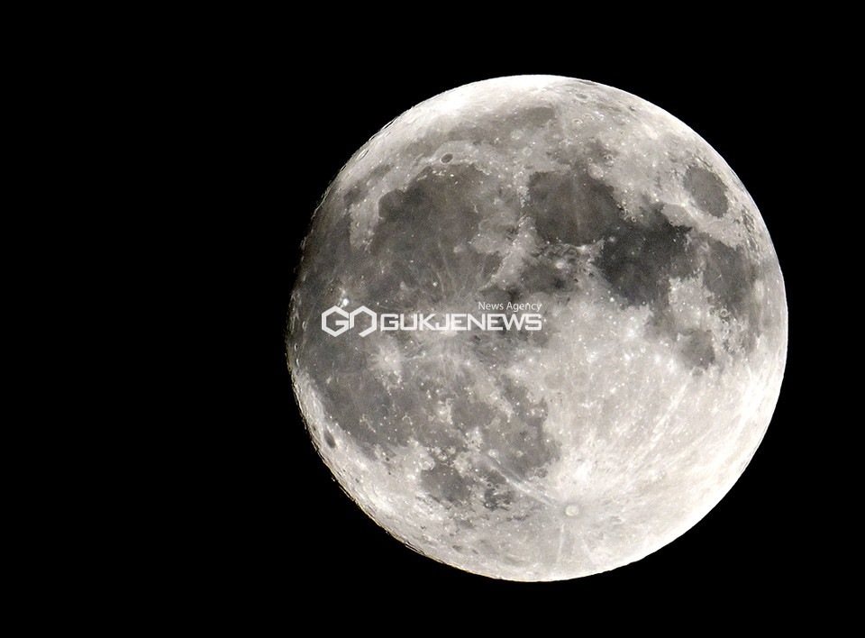 어둠과 구름을 뚫고 자태 드러낸 보름달 (사진=국제뉴스DB)