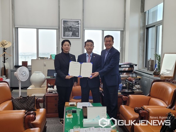 (사진제공=경남도의회) 경남도의회 예산결산특별위 정쌍학(우측 첫번째-창원10-국민의힘) 도청소관 위원장과 전현숙(좌측 첫번째-비례대표-국민의힘) 교육청소관 위원장이 16일 국회를 직접 방문해 국회 예산결산특별위원회 박정 위원장에게 장지방교부세 및 지방교육재정교부금의 감소에 따른 대책마련을 촉구하는 공동건의문을 전달하고 있다.