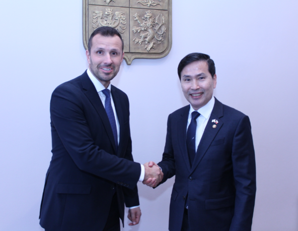 김선호 국방부차관 - 다니엘 체코 국방차관