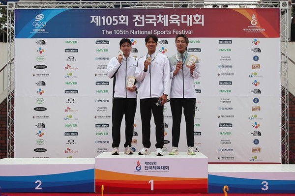 (사진제공=LH) 제105회 전국체육대회 근대5종 시상식에서 정진화 선수(LH 소속, 가운데) 금메달.