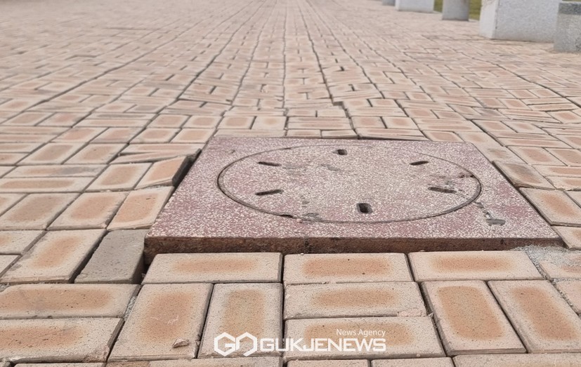 제21회 서산해미읍성축제가 개최되는 해미읍성 진남문 앞 인도의 보도블럭들이 돌출되어 있어 행인들의 안전을 위협하고 있다(사진/백승일 기자)