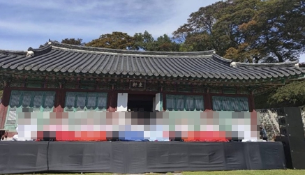 제21회 서산해미읍성축제 기간동안 운영된 지역 예술인들을 위한 볼품 없고 안전에 취약한 빈약한 무대로 인해 공연자가 넘어져 부상을 입는 사고가 발생했다(사진/독자 제공)