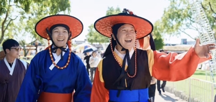 제21회 서산해미읍성축제장에서 기본적인 분장 조차되지 않은 축제 참여자가 환하게 웃으며 걷고 있다(사진/서산시)