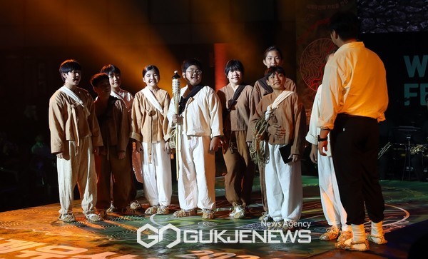 뮤지컬 '만쟁이 횃불'은 만장굴을 발견한 부종휴 선생님과 꼬마탐험대의 이야기를 다룬 뮤지컬로 함덕초등학교 선인분교 5~6학년 학생들이 직접 연기자로 나섰다.[사진=제주도]