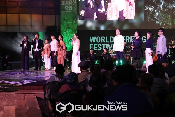  2024 세계유산축전은 12일간의 여정을 축하하기 위해 지난 12일 오후 7시 제주세계자연유산센터에서 화려한 축전 기념식이 1부 야외 기념식과 2부 리셉션으로 꾸려 성공적 기원을 알렸다.[사진=제주도]