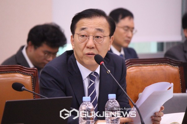 국회 문화체육관광위원회 김윤덕 의원 대한체육회 등을 대상으로 열린 국정감사에서 배드민턴협회의 국제심판 운영의 난맥상을 지적하고 문체부 차원의 감사요구/김윤덕 의원실