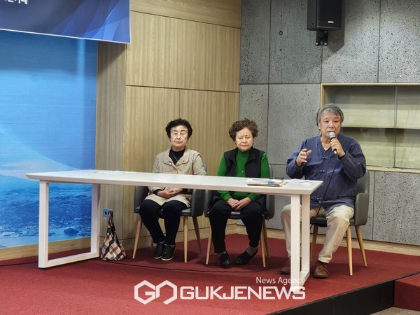 양동윤 제주4·3진상규명과 명예회복을 위한 도민연대 대표가 옛 광주교도소 무연고자 합장묘에서 나온 신원미상 유해에 대해 4.3 희생자와 관계를 조사해야 한다는 주장을 피력했다.[사진=문서현 기자]