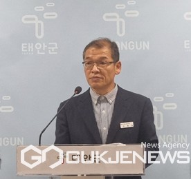 23일 충남 태안군청 브리핑룸에서 고현정 해양산업과장이 기자회견을 하고 있다(사진/백승일 기자)